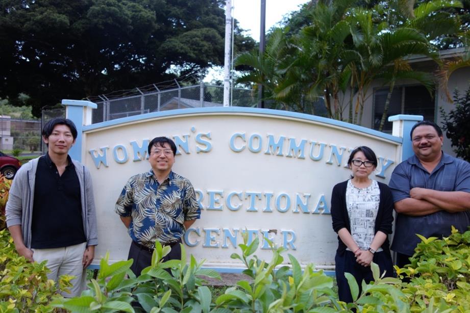 ハワイ州女性コミュニティ矯正センターで撮影（右端がPatterson所長）